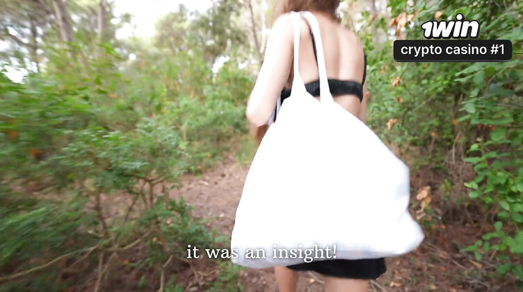 Анально имеет незнакомку в кустах после минета