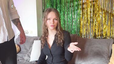 Дала в пизду и жопу другу мужа, пока любимый  в виртуальной реальности