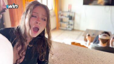 Анальная пробка: Дала в пизду и жопу другу мужа, пока любимый  в виртуальной реальности