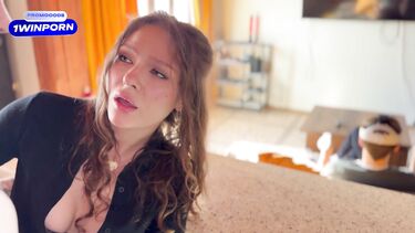 Дала в пизду и жопу другу мужа, пока любимый  в виртуальной реальности