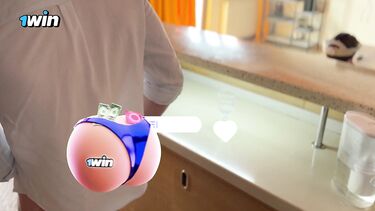 Дала в пизду и жопу другу мужа, пока любимый  в виртуальной реальности