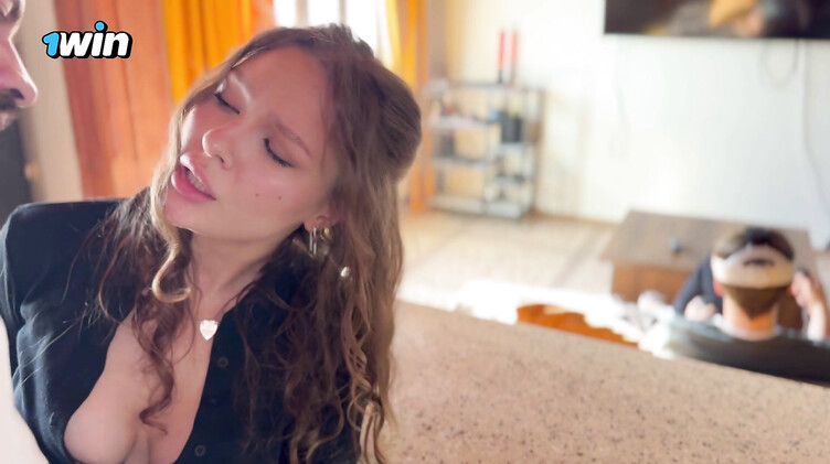 Дала в пизду и жопу другу мужа, пока любимый  в виртуальной реальности