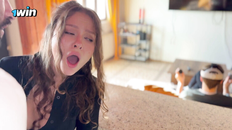 Дала в пизду и жопу другу мужа, пока любимый  в виртуальной реальности