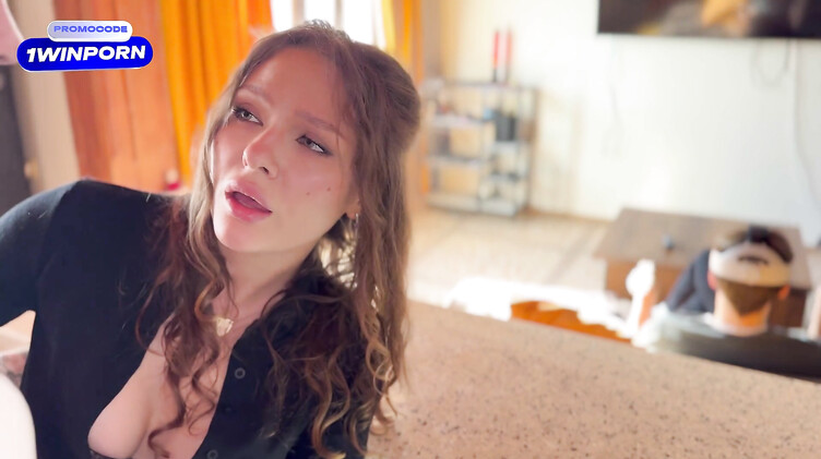 Раком в трусиках: Дала в пизду и жопу другу мужа, пока любимый  в виртуальной реальности