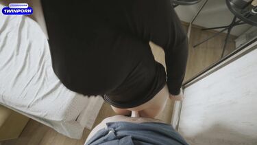 Русская мачеха дрочит член пасынка девственника перед его свиданием с девушкой