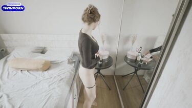 Русская мачеха дрочит член пасынка девственника перед его свиданием с девушкой