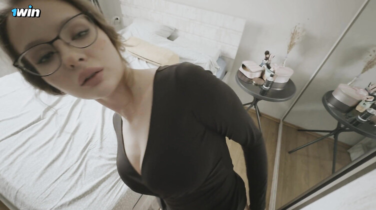 Русская мачеха дрочит член пасынка девственника перед его свиданием с девушкой