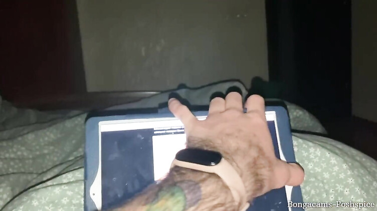 Студентка отсосала преподу ради зачета, пока жена спала