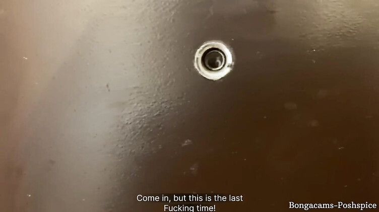 Студентка отсосала преподу ради зачета, пока жена спала