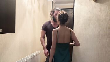 Неверная жена жадно отсасывает член другу мужа