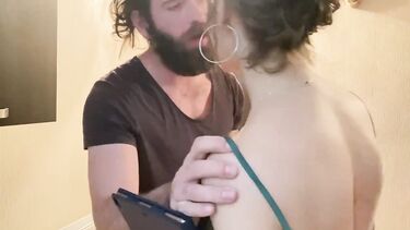 Posh Spicy: Неверная жена жадно отсасывает член другу мужа