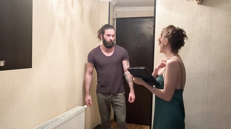 Измена: Неверная жена жадно отсасывает член другу мужа