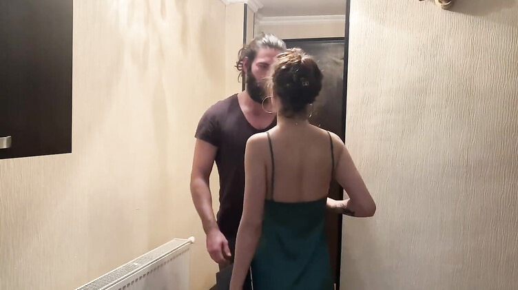 Posh Spicy: Неверная жена жадно отсасывает член другу мужа