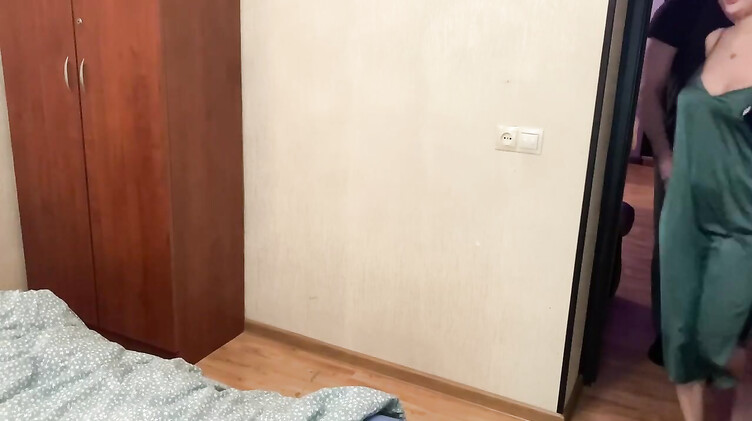 Неверная жена жадно отсасывает член другу мужа