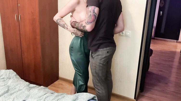 Неверная жена жадно отсасывает член другу мужа