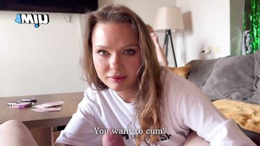 Проигравшая в карты девчонка сосет член брата своей лучшей подруги