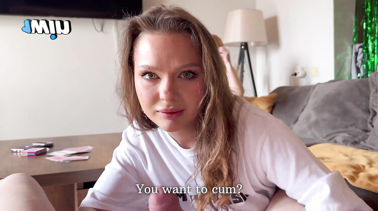 Проигравшая в карты девчонка сосет член брата своей лучшей подруги