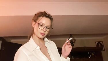 Курящая училка сосет хуй студенту дипломнику