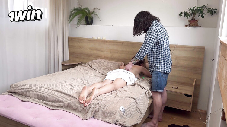 Мачеха сквиртанула после массажа и дала трахнуть во все щели