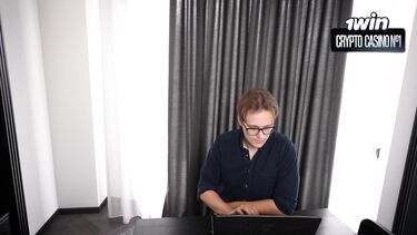 На собеседовании зумерка сосет и трахается с боссом при секретарше