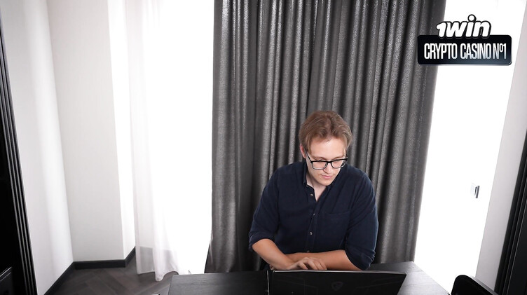 На собеседовании зумерка сосет и трахается с боссом при секретарше