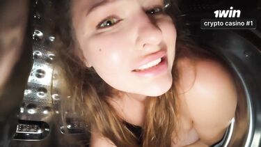 Сводный брат трахает в попку застрявшую в стиралке красивую сестренку