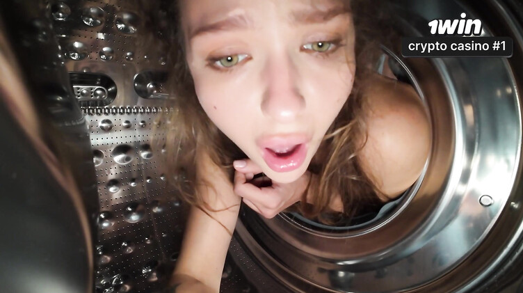 Сводный брат трахает в попку застрявшую в стиралке красивую сестренку