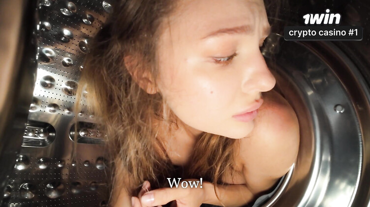 Сквирт: Сводный брат трахает в попку застрявшую в стиралке красивую сестренку