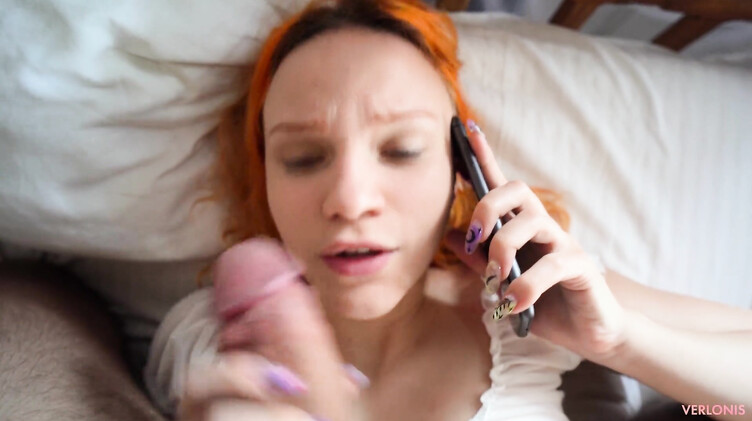 Молодая жена в командировке трахается с коллегой и говорит с мужем по телефону