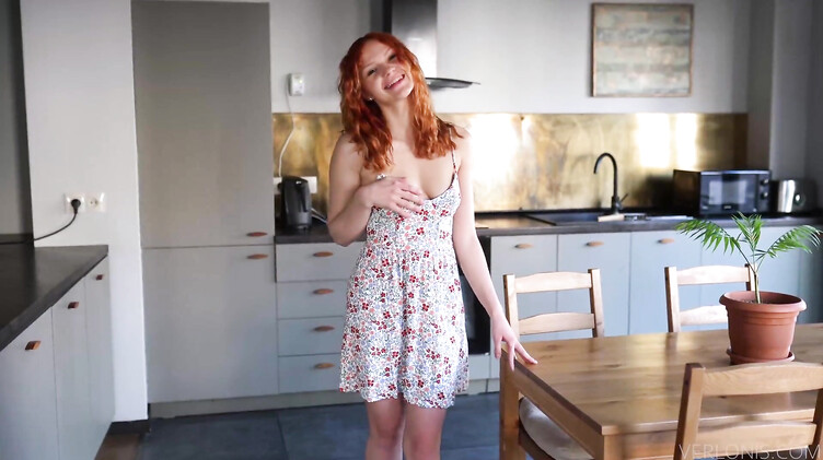 Утренний секс на столе с рыжей русской девушкой и сперма в киске