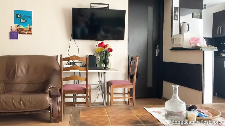 Пош Спайси неохотно делает бойфренду минет от первого лица