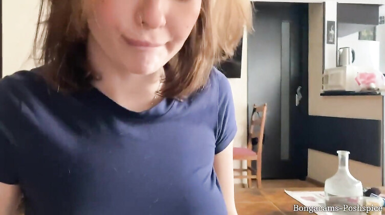 Пош Спайси неохотно делает бойфренду минет от первого лица