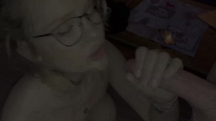 Подруга невесты отсосала жениху, снимая мерки на свадебный костюм