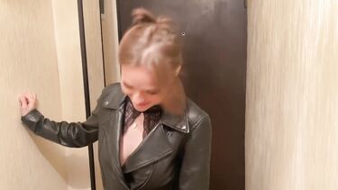 Элитная шлюха отлизала очко с глубоким минетом постоянному клиенту