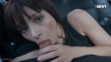 Брюнетка слюняво отсасывает: Молодая брюнетка сосет член своего парня во время поездки в такси на заднем сиденье