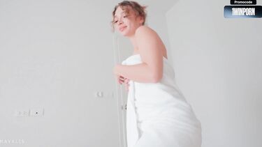 Игривая русская соседка приняла душ и скачет на члене в презервативе