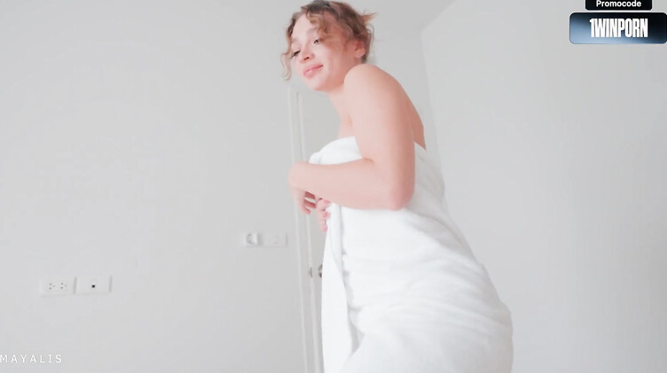 Игривая русская соседка приняла душ и скачет на члене в презервативе