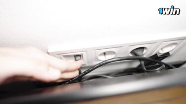 Молодая жена трахается с электриком, пока муж в ванной