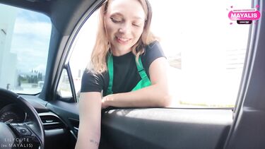 Бариста из Старбакса соблазнила клиента и трахнулась с ним в машине