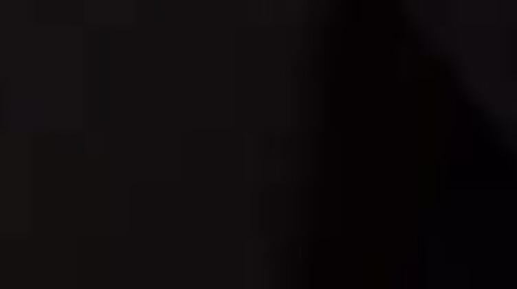 Блонда с короткой стрижкой в маске кошечки сосет и трахается с парнем