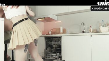 Хитрый пасынок выебал застрявшую в посудомойке мачеху с большой жопой