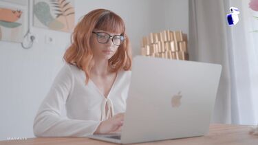 Трахает молодую жену в очках во время рабочего созвона по зуму