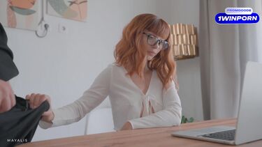 Трахает молодую жену в очках во время рабочего созвона по зуму