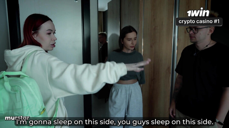 Тихонько ебет мачеху, пока рядом втихаря фапает сводная сестра