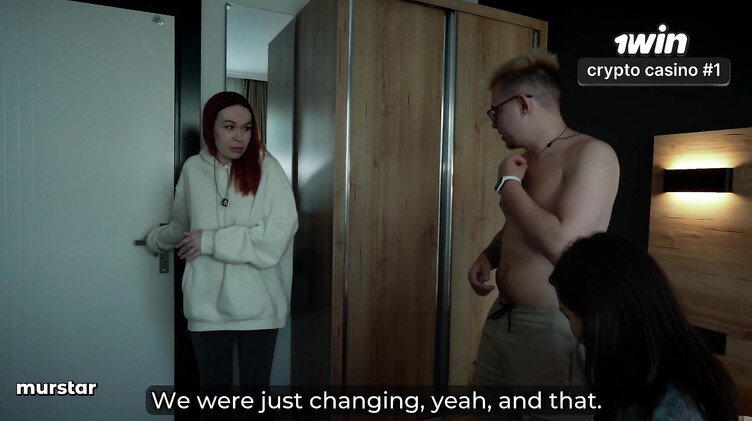 Тихонько ебет мачеху, пока рядом втихаря фапает сводная сестра