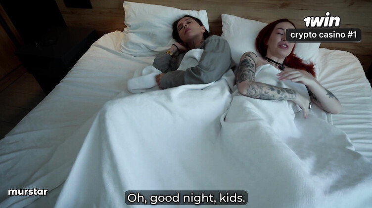 Тихонько ебет мачеху, пока рядом втихаря фапает сводная сестра