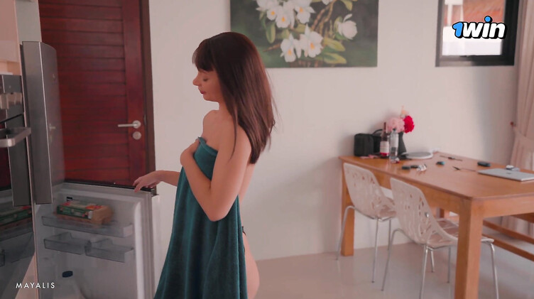 Lily Cute: Молоденькая брюнетка Лили Кьюти трахается со сводным братом на вилле в Тае