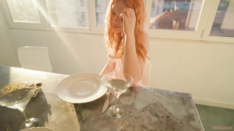 Рыжая сводная сестра в белых чулках сосет и чпокается на балконе с братом