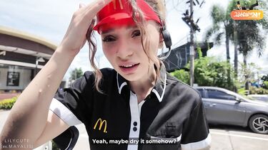 Трахает девушку из Макдональдса в туалете кафе