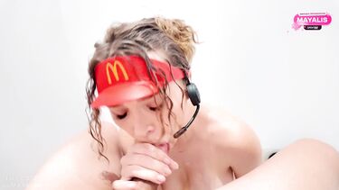 Трахает девушку из Макдональдса в туалете кафе